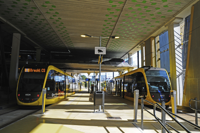 900308 Afbeelding van de tramhalte (eindpunt) met enkele trams van U-OV onder de parkeergarage P+R Science Park aan de ...